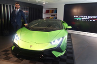 「ウラカン テクニカ」の発表イベントで車両紹介を行ったランボルギーニ・ジャパンのゼネラルマネージャー、ダビデ・スフレコラ氏。今回の日本デビューが、アジア初お披露目となる。