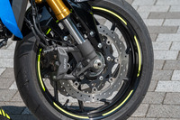 ブレーキには、前後ともに放熱性に優れたペタルディスクを採用。フロントキャリパーは剛性が高く操作フィールに優れるラジアルマウント式だ。