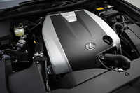 3.5リッターV6ユニットは318psと38.7kgmを発生。JC08モード燃費は9.8km/リッターとされる。