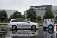 プリクラッシュブレーキのデモを行う、「セーフティセンスC」を搭載した「カローラ フィールダー」。ブレーキ作動前に警報を発する点が、他車のシステムにはない特徴となっている。
    