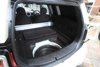 オプションのランフラットタイヤ（1万8000円）を装着するテスト車は、荷室床下にも小物を収容するスペースを備える。