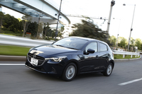 走りについては、スポーツカー「マツダ・ロードスター」と同じコンセプト“人馬一体”が掲げられる。
    