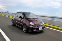 足まわりをコニのショックアブソーバーと、ブレンボの4ピストンブレーキキャリパー（前輪）、およびドリルドベンチレーテッドディスクで固める。