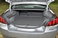 「508GT BlueHDi」のラゲッジルーム容量は515～1381リッター（VDA方式）。