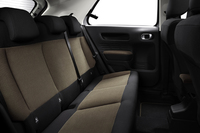 ホイールベースが「C4ハッチバック」に近い2595mmまで延長されたおかげで、膝まわりの余裕もC4並みとうたわれる。