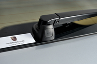 「マカン」シリーズにはオートマチックテールゲートが標準で装備されており、リアワイパー基部のスイッチでゲートを開けることができる。
    