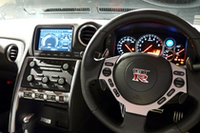 トランスミッション、サスペンション、VDCはモニターにて調整可能。ディスプレイデザインは、『グランツーリスモ』でおなじみの「ポリフォニーデジタル」と共同開発した。