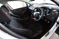 赤が差し色に使われる、「ルーテシアR.S.」のインテリア。トランスミッションは6段ATのみとなる。