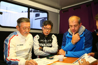 左から加藤さん、マツダの前田デザイン本部長、前田さんと組んで31号車をドライブしたベルギーのジャーナリスト、グザヴィエ・ダフェさん。