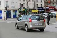 パリ13区で。「プジョー5008」のタクシー。