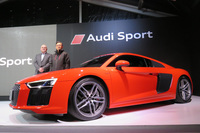 「アウディR8 V10クーペ 5.2 FSIクワトロ」と、アウディ ジャパンの斎藤 徹社長（写真右）、R8のプロジェクトマネージャーであるクワトロGmbHのアルウィン・ワトキンス氏（左）。