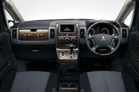 今年のシャモニーは、前席を囲む木目調パネルがポイント。