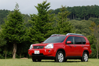 試乗車20Xのオプション装備
バイキセノンヘッドランプ＝6万3000円／インテリジェントキー＋エンジンイモビライザー＝5万7750円／大型電動ガラスサンルーフ＝11万250円／ハイパールーフレール＝10万5000円／カーウイングスナビゲーションシステム（HDD方式）＋バックビューモニター＋サイドブラインドモニター＋ステアリングスイッチ＝34万6500円／Sパック（運転席・助手席SRSサイドエアバッグ、SRSカーテンエアバッグシステム、後席中央ヘッドレスト、後席中央3点シートベルト、後席コートハンガー）＝7万9800円／フォグランプ（ディーラーオプション）＝3万2000円）
