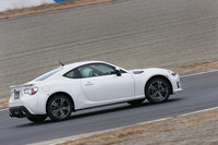 【スペック】BRZ S：全長×全幅×全高＝4240×1775×1300mm／ホイールベース＝2570mm／車重＝1250kg／駆動方式＝FR／2リッター水平対向4DOHC16バルブ（200ps/7000rpm、20.9kgm/6400-6600rpm）／価格＝287万1750円（テスト車＝302万9250円／エアロパッケージ＝5万2500円／レザー＆アルカンターラパッケージ＝7万3500円／特別塗装色サテンホワイトパール＝3万1500円） 