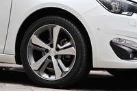 装着されるタイヤのサイズは225/45R17となる。