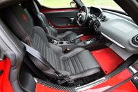 助手席側から見たキャビン。赤いフロアマットは8万6400円のオプション。
    