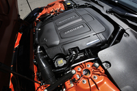 「Fタイプ S クーペ」のスーパーチャージドV6ユニットは380psを発生。ほかに、340psと出力が控えめなV6エンジンを搭載する「Fタイプ クーペ」もラインナップされる。