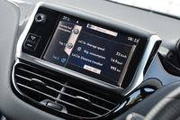 ダッシュボードの中央部には、カーオーディオやBluetoothハンズブリーキット、トリップコンピューターの設定などを行うための、7インチの液晶タッチパネルが鎮座する。
    