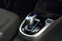 新型「フィットハイブリッド」には、量産型ホンダ車として初となる“シフト・バイ・ワイヤ”が採用されている。
    