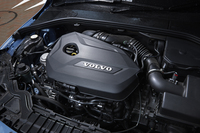 エンジンやトランスミッションについては、ベース車の「T4 SE」から特に変更はなし。1.6リッター直4直噴ターボエンジンは、24.5kgmの最大トルクを1600-5000rpmという回転域で発生する。
    