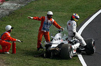 オープニングラップ、中段を走るジャック・ヴィルヌーヴは、ファン・パブロ・モントーヤを最終コーナーで追いやり、マクラーレンをクラッシュ、リタイアに追い込んだ。レース後、ヴィヌルーヴの非を認めたレーススチュワードは、元チャンピオンに25秒加算のペナルティを与え、ヴィルヌーヴは11位から12位へ降格。コンストラクターズタイトルを争うマクラーレンにとっては、手痛い結果となった。（写真＝KLM Photographics J） 