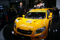 「カローラアクシオ apr GT」と、レーシングチームaprの金曽裕人監督。