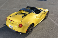 「4Cスパイダー」のリアビュー。オープン化にともない、リアガラスやエンジンフードなど、車体後半のデザインは「4C」から変更されている。