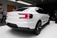 似たような角度から、「40.2」のリアビュー。