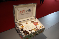 洋服だけでなく、レコードや家具などライフスタイル全般を手がけるビームスらしい演出。 
    