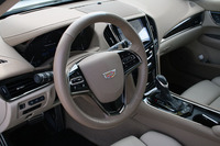 ATSセダンにはZFの電動パワーステアリングが備わる。操舵に対し、ゲインの立ち上がりはシャープだ。