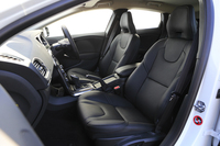 試乗車にはオプションのレザーシートが装着されていた。シートカラーはチャコール。