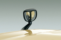 ボンネットの左前端に備えられた補助ミラー。日本仕様とするために追加されたのはこのミラーとリアのリフレクター（反射板）程度で、クルマの中身は海外で活躍しているものと全く変わらない。