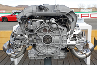 3.8リッターのフラット6ユニットは吸気系の見直しによって30ps向上の430psに達した。