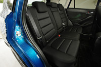 リアシートは4：2：4の分割可倒式。乗車人数と積荷の変化に柔軟に対応できる。