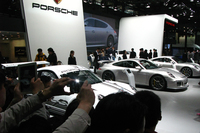 ポルシェブースは多くの観衆でにぎわった。