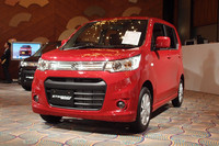 こちらは、フロント周りのデザインが異なる「ワゴンRスティングレー」。