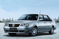 「上海フォルクスワーゲン・サンタナ」
    「パサート」の姉妹車として80年代に登場し、世界各国でさまざまなバージョンが製造・販売された。日本では一時期日産がライセンス生産していたことがある。中国では現在も新しいモデルが販売されていて、映画ではタクシーとして登場する。カーチェイスの相手が乗っていたのは80年代モデル。