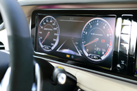 メーターは12.3インチの液晶パネルに表示される。速度計（左）は330km/hまで刻まれる。