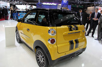 リアはスマートの香り漂わせるミクロカーの「M8」。