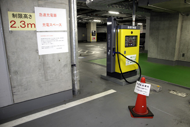 千代田区役所の地下駐車場にある急速充電スペース。こちらは誰でも無料で利用できる。