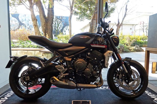 トライアンフ トライデント660カスタムシート トライアンフ TRIDENT