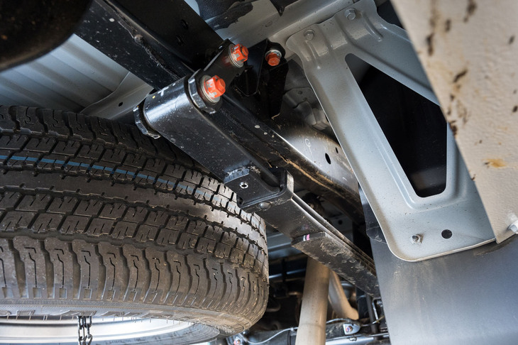 リアのリーフスプリングはバネの枚数を5枚から3枚に減らし、摩擦抵抗を抑えることで快適性を向上。いっぽうで、アームの役割も果たすいちばん上のバネについては、板厚を増して剛性を強化。耐久性と操縦安定性を高めている。