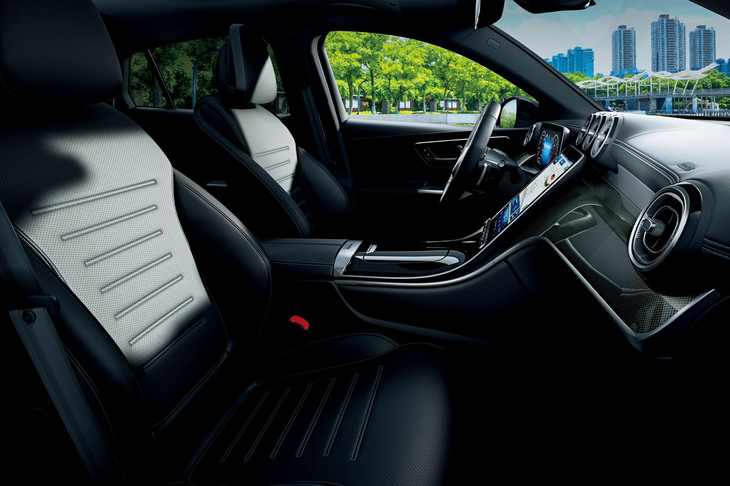 「GLC220d 4MATICクーペ コア」のインテリア。（日本導入モデルは右ハンドル仕様）