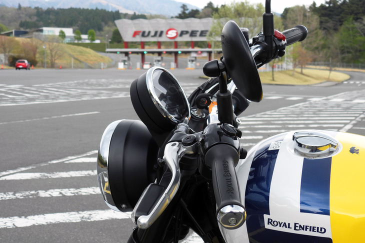 三国山を縦断する山中湖小山線を越え、無事に富士スピードウェイ着。ここから一仕事かと思うと……。トホホである。