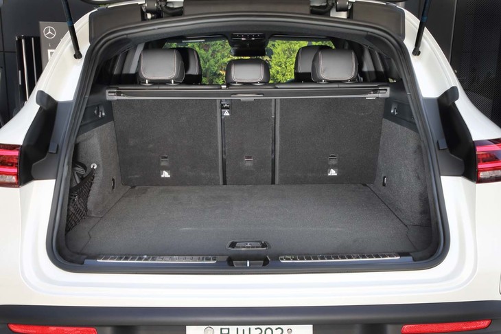 荷室の容量は、5人乗車時（写真の状態）で500リッター。フロアはスクエアな形状となっている。