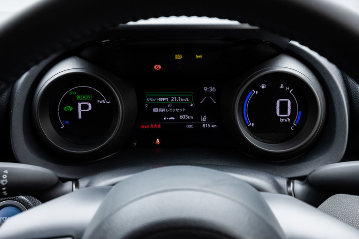 「Z」グレード以外のモデルには、双眼鏡をモチーフにしたというデザインのデジタルメーターが標準装備される。