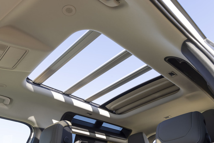 「X-DYNAMIC HSE D300」では無償オプションでスライディングパノラミックルーフが選べるほか、試乗車のファブリックルーフも2万6000円で装着できる。