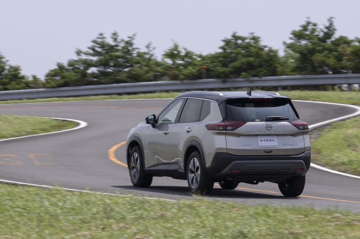 4WDモデルには4輪制御技術「e-4ORCE」を搭載。ブレーキによるベクタリングと前後モーター間の駆動力配分によって4輪の駆動力を最適化する。