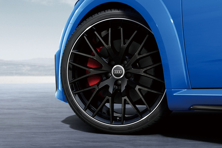 アウディスポーツ製20インチアルミホイール「10Yスポークデザインブラックポリッシュト」とレッドのブレーキキャリパーが採用される。