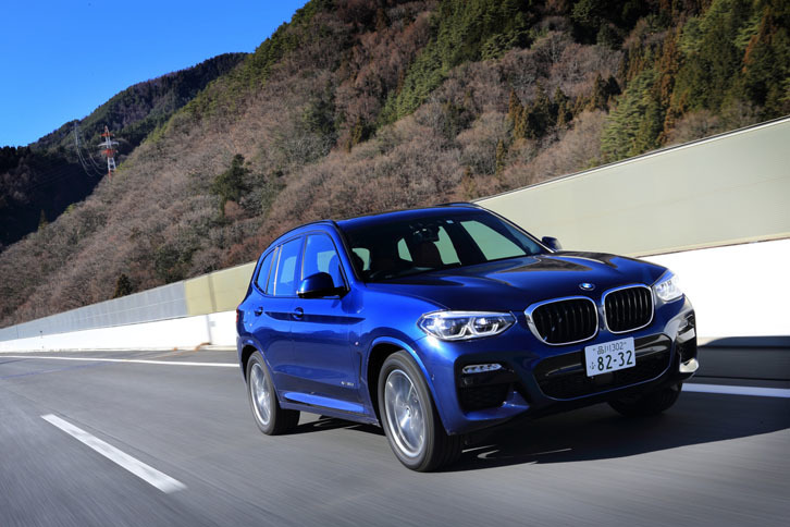 高速道路を行く「X3 xDrive20d Mスポーツ」。アクセルの踏み増しに対して、キックダウンに頼らず加速に応じるパワフルさが頼もしい。